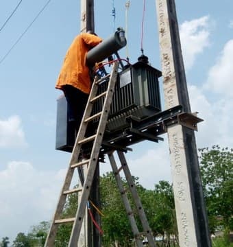 Pole-mounted transformer installation